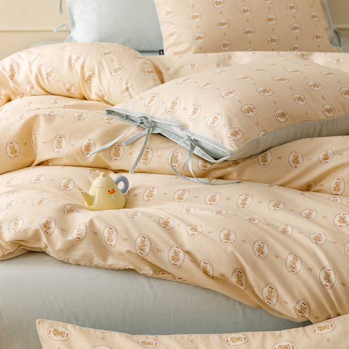 91家纺网 家纺一手货源 找家纺 卡姿家纺 2026春夏全棉奶油小卡通印花绑带款四件套 布偶徽章