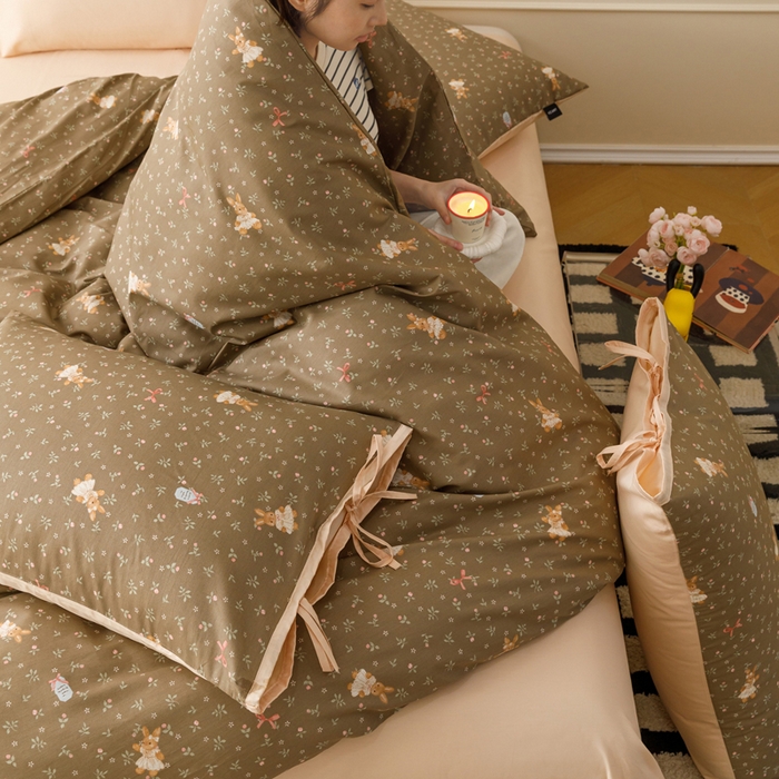 91家纺网 家纺一手货源 找家纺 卡姿家纺 2026春夏全棉奶油小卡通印花绑带款四件套 布偶兔兔-咖