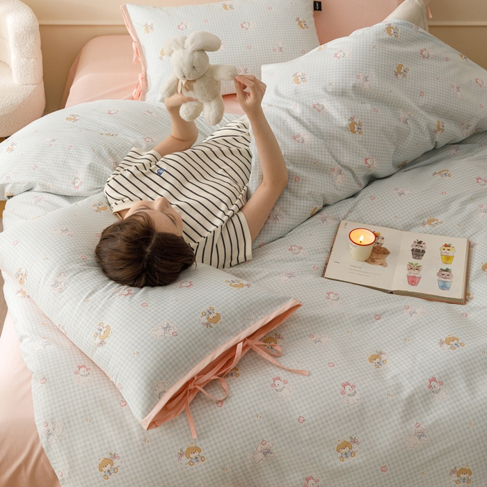 91家纺网 家纺一手货源 找家纺 卡姿家纺 2026春夏全棉奶油小卡通印花绑带款四件套 星星联盟