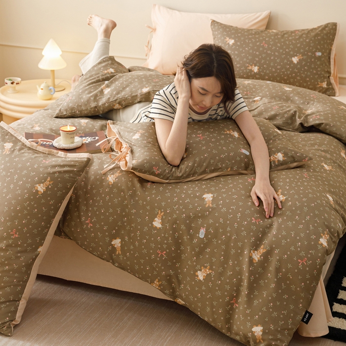 91家纺网 家纺一手货源 找家纺 卡姿家纺 2026春夏全棉奶油小卡通印花绑带款四件套 布偶兔兔-咖