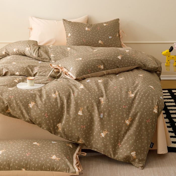 91家纺网 家纺一手货源 找家纺 卡姿家纺 2026春夏全棉奶油小卡通印花绑带款四件套 布偶兔兔-咖