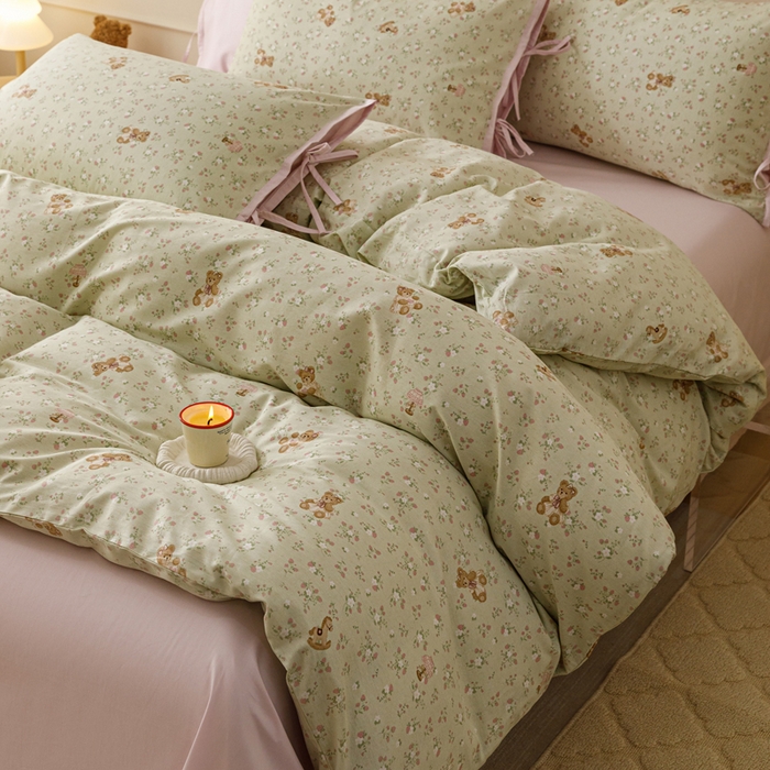 91家纺网 家纺一手货源 找家纺 卡姿家纺 2026春夏全棉奶油小卡通印花绑带款四件套 杏仁小熊仔-绿