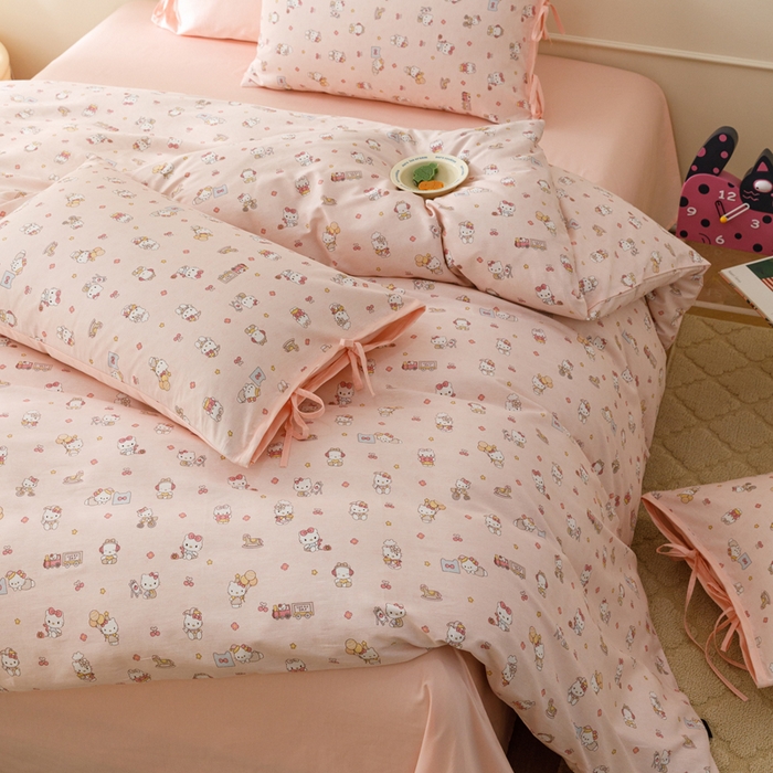 91家纺网 家纺一手货源 找家纺 卡姿家纺 2026春夏全棉奶油小卡通印花绑带款四件套 凯蒂软糖-粉