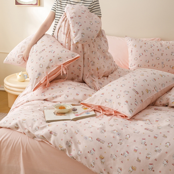 91家纺网 家纺一手货源 找家纺 卡姿家纺 2026春夏全棉奶油小卡通印花绑带款四件套 凯蒂软糖-粉