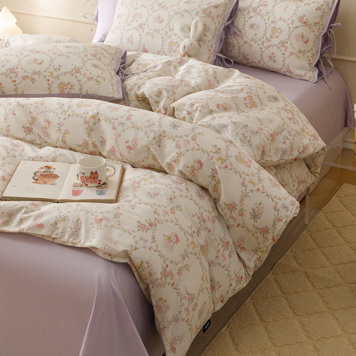 91家纺网 家纺一手货源 找家纺 卡姿家纺 2026春夏全棉奶油小卡通印花绑带款四件套 童话花町