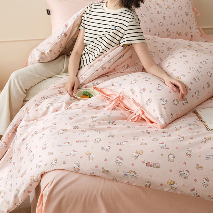 91家纺网 家纺一手货源 找家纺 卡姿家纺 2026春夏全棉奶油小卡通印花绑带款四件套 凯蒂软糖-粉