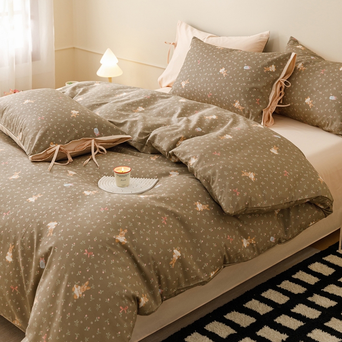 91家纺网 家纺一手货源 找家纺 卡姿家纺 2026春夏全棉奶油小卡通印花绑带款四件套 布偶兔兔-咖