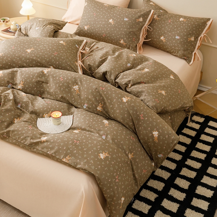 91家纺网 家纺一手货源 找家纺 卡姿家纺 2026春夏全棉奶油小卡通印花绑带款四件套 布偶兔兔-咖