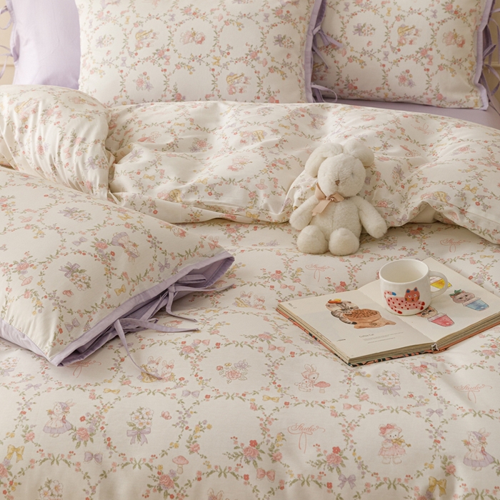 91家纺网 家纺一手货源 找家纺 卡姿家纺 2026春夏全棉奶油小卡通印花绑带款四件套 童话花町