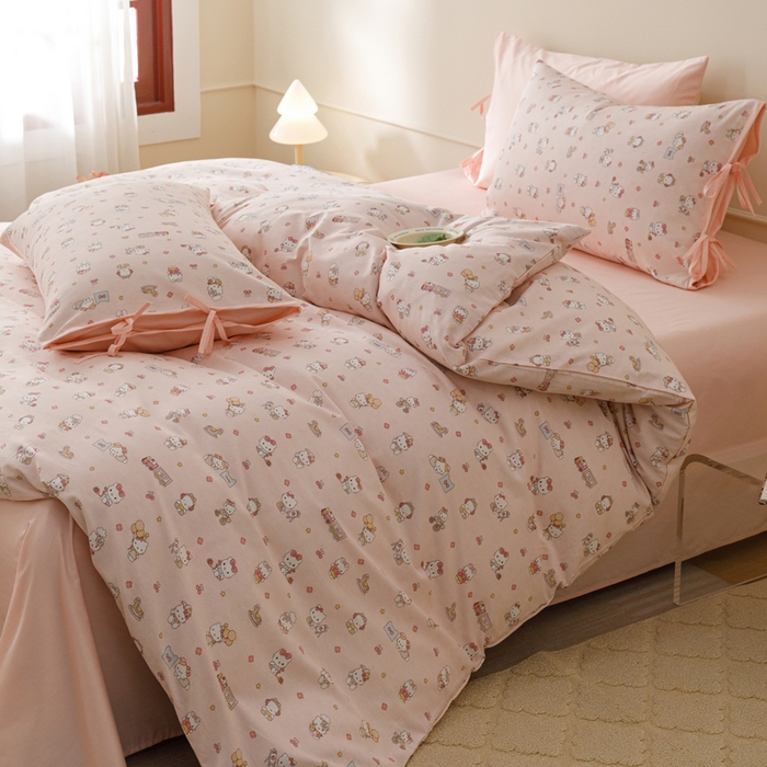 91家纺网 家纺一手货源 找家纺 卡姿家纺 2026春夏全棉奶油小卡通印花绑带款四件套 凯蒂软糖-粉