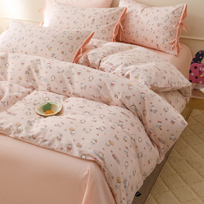 91家纺网 家纺一手货源 找家纺 卡姿家纺 2026春夏全棉奶油小卡通印花绑带款四件套 凯蒂软糖-粉