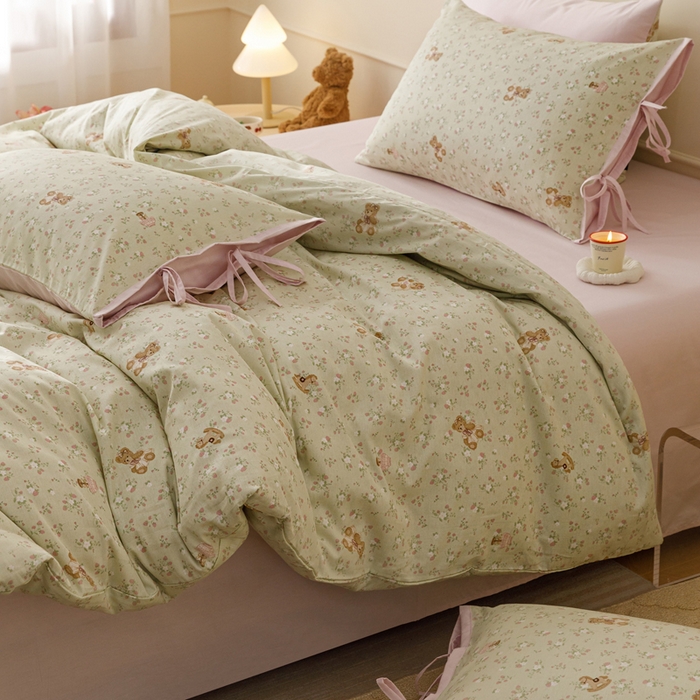 91家纺网 家纺一手货源 找家纺 卡姿家纺 2026春夏全棉奶油小卡通印花绑带款四件套 杏仁小熊仔-绿