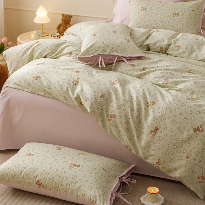 91家纺网 家纺一手货源 找家纺 卡姿家纺 2026春夏全棉奶油小卡通印花绑带款四件套 杏仁小熊仔-绿