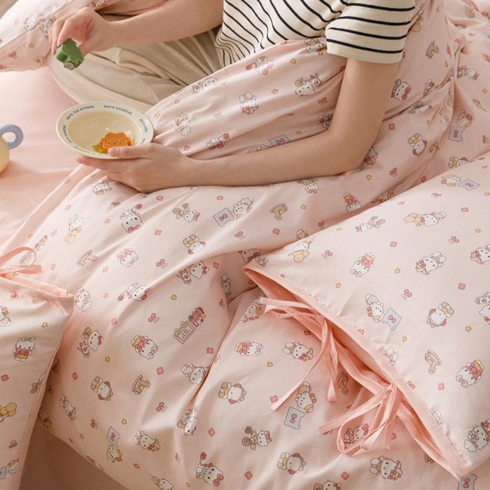 91家纺网 家纺一手货源 找家纺 卡姿家纺 2026春夏全棉奶油小卡通印花绑带款四件套 凯蒂软糖-粉
