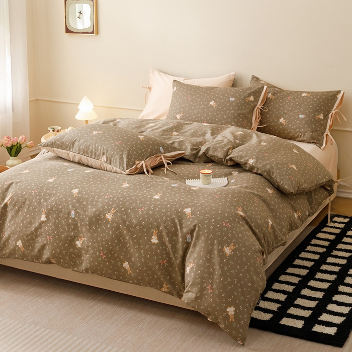 91家纺网 家纺一手货源 找家纺 卡姿家纺 2026春夏全棉奶油小卡通印花绑带款四件套 布偶兔兔-咖