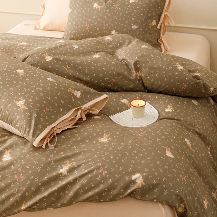 91家纺网 家纺一手货源 找家纺 卡姿家纺 2026春夏全棉奶油小卡通印花绑带款四件套 布偶兔兔-咖