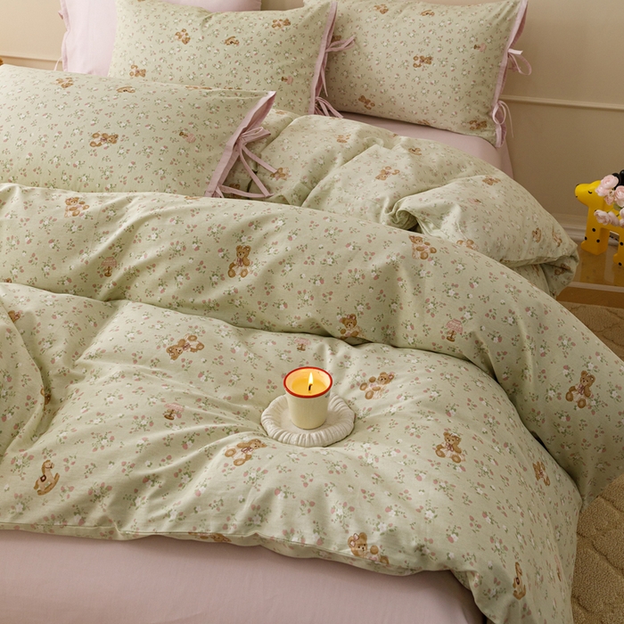 91家纺网 家纺一手货源 找家纺 卡姿家纺 2026春夏全棉奶油小卡通印花绑带款四件套 杏仁小熊仔-绿