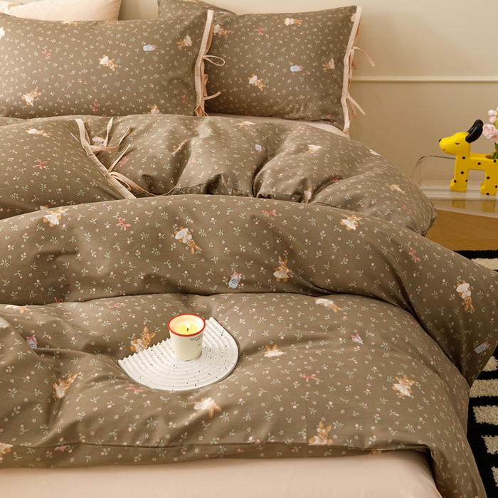 91家纺网 家纺一手货源 找家纺 卡姿家纺 2026春夏全棉奶油小卡通印花绑带款四件套 布偶兔兔-咖