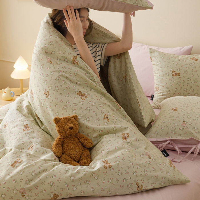 91家纺网 家纺一手货源 找家纺 卡姿家纺 2026春夏全棉奶油小卡通印花绑带款四件套 杏仁小熊仔-绿