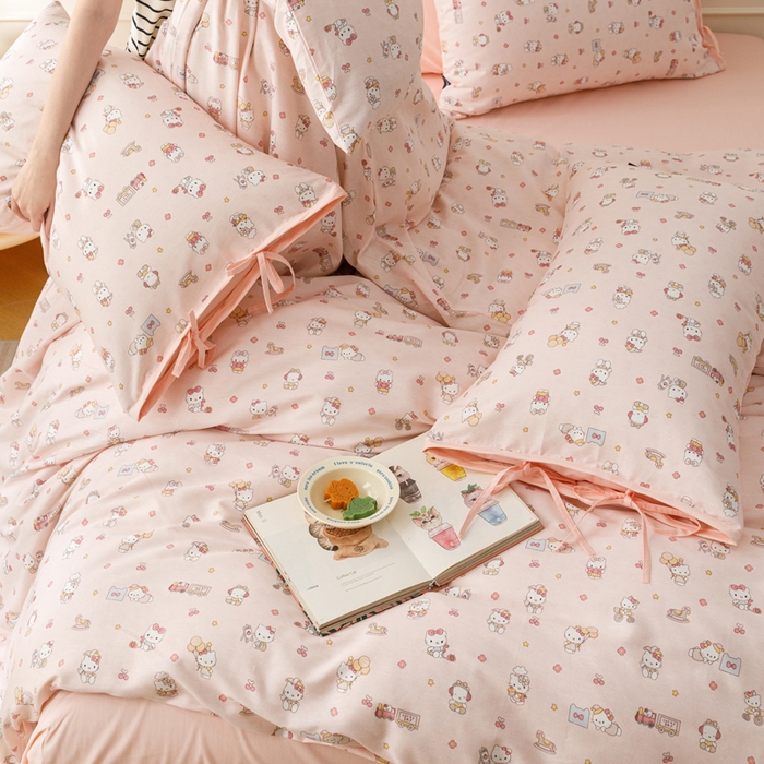 91家纺网 家纺一手货源 找家纺 卡姿家纺 2026春夏全棉奶油小卡通印花绑带款四件套 凯蒂软糖-粉