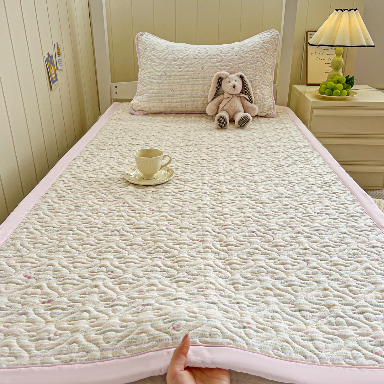 91家纺网 家纺一手货源 找家纺 纽缦家纺 2026春夏新款A类水洗棉夹棉学生床垫 甜樱恋曲