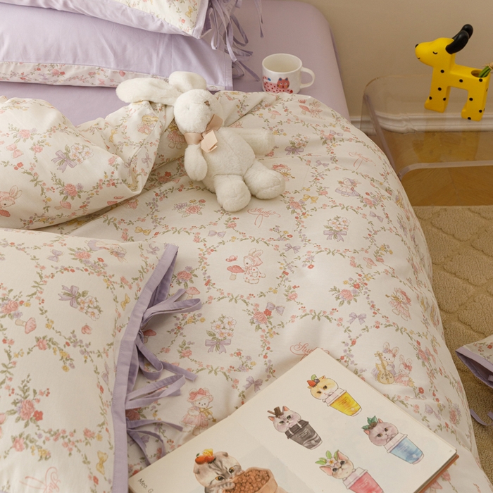 91家纺网 家纺一手货源 找家纺 卡姿家纺 2026春夏全棉奶油小卡通印花绑带款四件套 童话花町