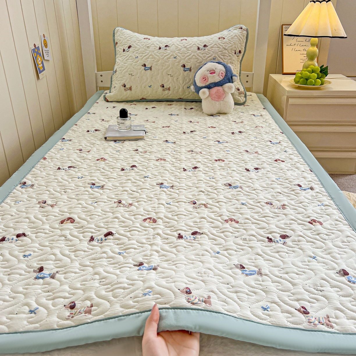 纽缦家纺 2026春夏新款A类水洗棉夹棉学生床垫 可可腊肠犬