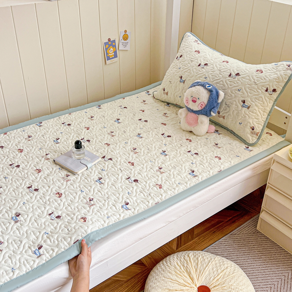 91家纺网 家纺一手货源 找家纺 纽缦家纺 2026春夏新款A类水洗棉夹棉学生床垫 可可腊肠犬