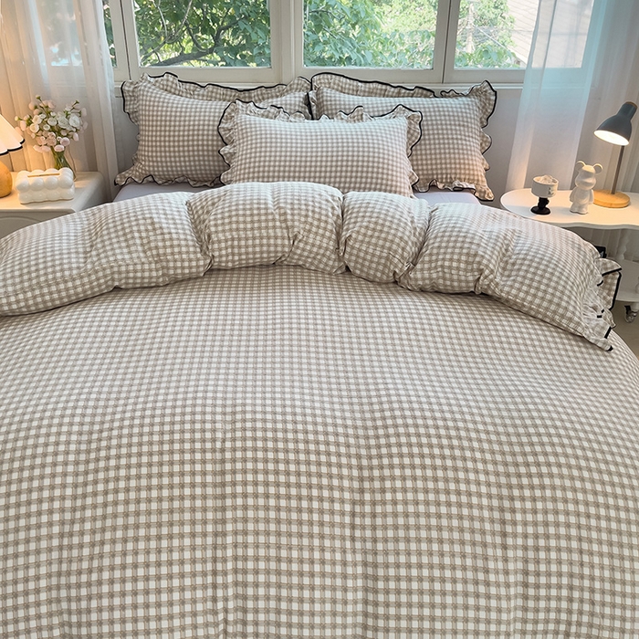 91家纺网 家纺一手货源 找家纺 绘萱家居 2026直播爆款云感皱皱纱双层纱皱皱棉花边四件套印花水洗棉 小格子-咖