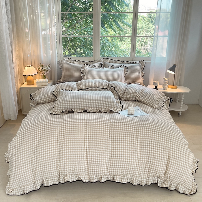 91家纺网 家纺一手货源 找家纺 绘萱家居 2026直播爆款云感皱皱纱双层纱皱皱棉花边四件套印花水洗棉 小格子-咖