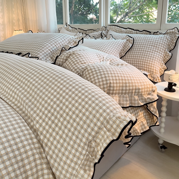 91家纺网 家纺一手货源 找家纺 绘萱家居 2026直播爆款云感皱皱纱双层纱皱皱棉花边四件套印花水洗棉 小格子-咖