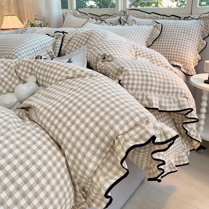 91家纺网 家纺一手货源 找家纺 绘萱家居 2026直播爆款云感皱皱纱双层纱皱皱棉花边四件套印花水洗棉 小格子-咖