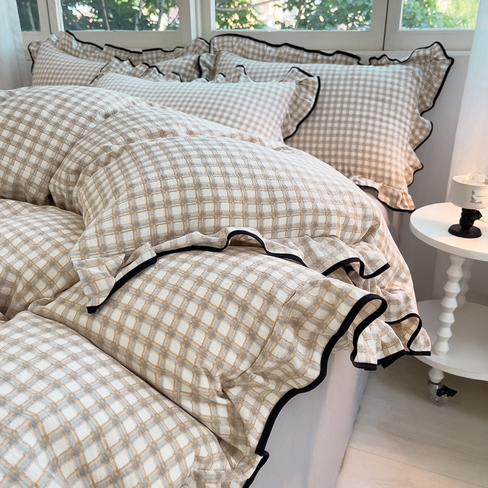 91家纺网 家纺一手货源 找家纺 绘萱家居 2026直播爆款云感皱皱纱双层纱皱皱棉花边四件套印花水洗棉 小格子-咖