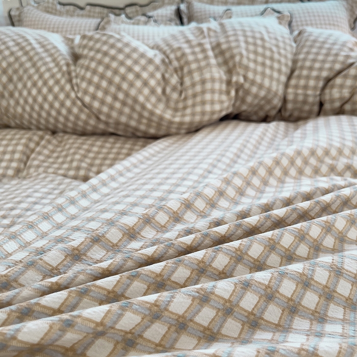 91家纺网 家纺一手货源 找家纺 绘萱家居 2026直播爆款云感皱皱纱双层纱皱皱棉花边四件套印花水洗棉 小格子-咖