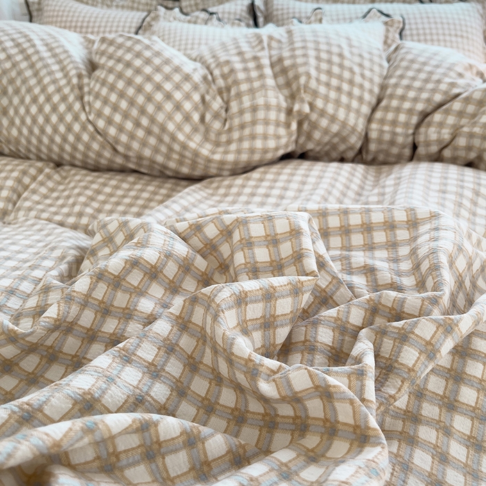 91家纺网 家纺一手货源 找家纺 绘萱家居 2026直播爆款云感皱皱纱双层纱皱皱棉花边四件套印花水洗棉 小格子-咖