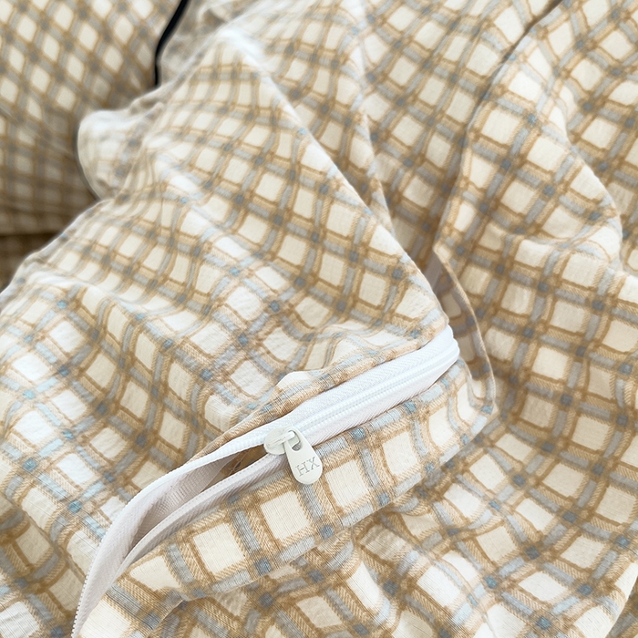 91家纺网 家纺一手货源 找家纺 绘萱家居 2026直播爆款云感皱皱纱双层纱皱皱棉花边四件套印花水洗棉 小格子-咖