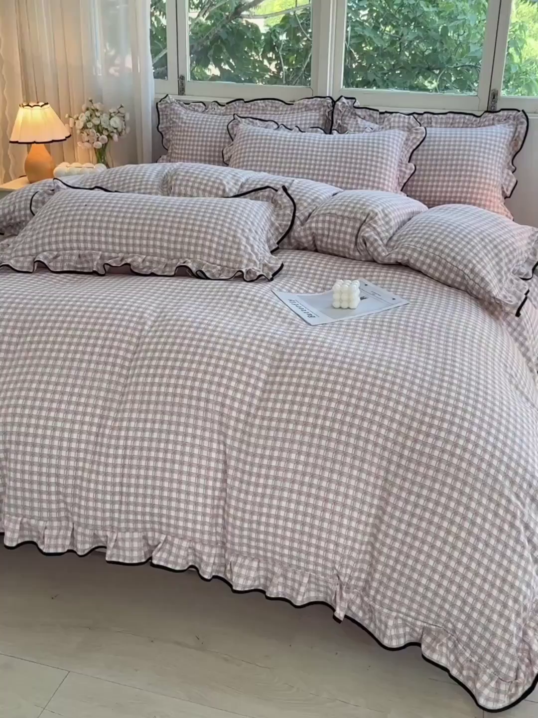 91家纺网 家纺一手货源 找家纺 绘萱家居 2026直播爆款云感皱皱纱双层纱皱皱棉花边四件套印花水洗棉 小格子-咖