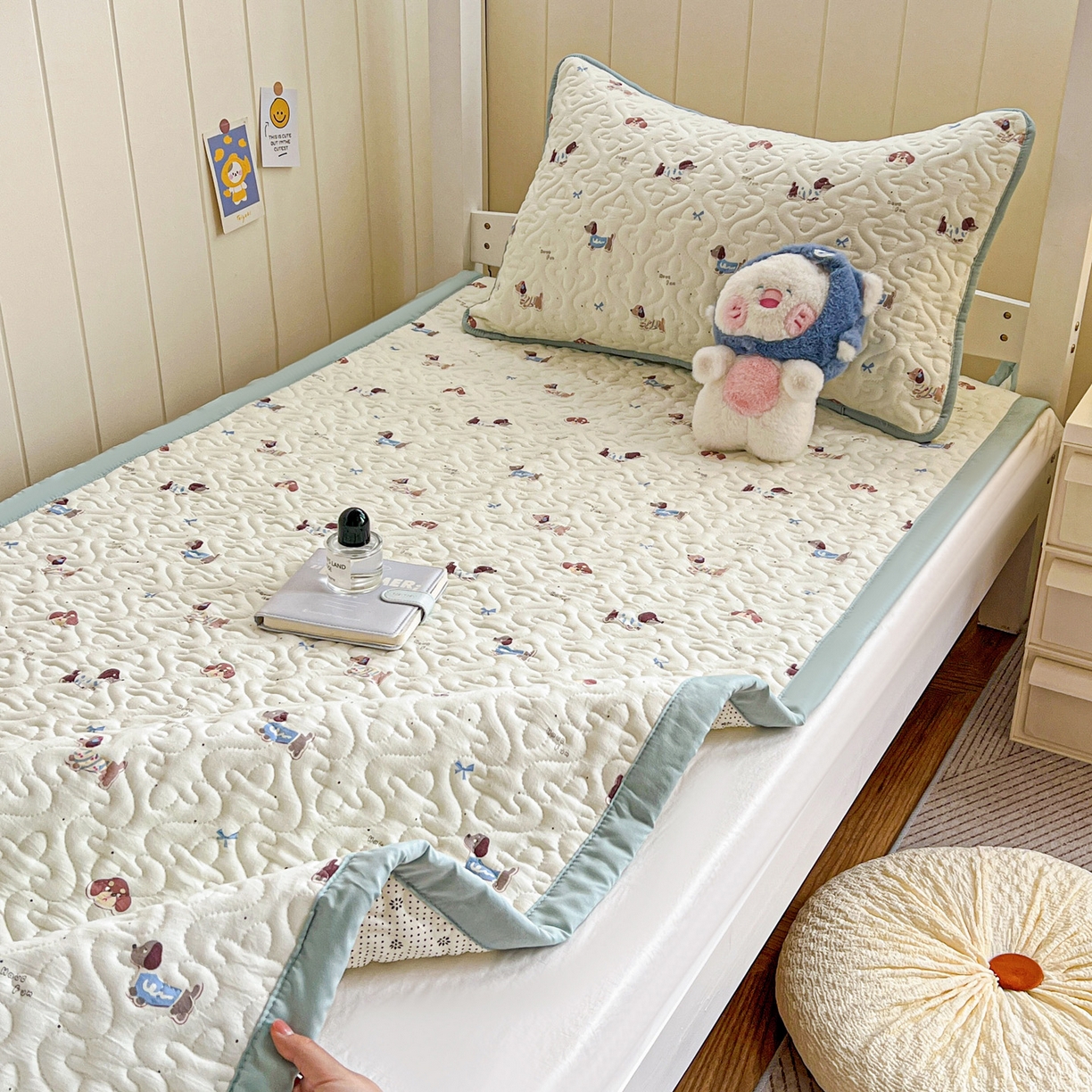 91家纺网 家纺一手货源 找家纺 纽缦家纺 2026春夏新款A类水洗棉夹棉学生床垫 可可腊肠犬