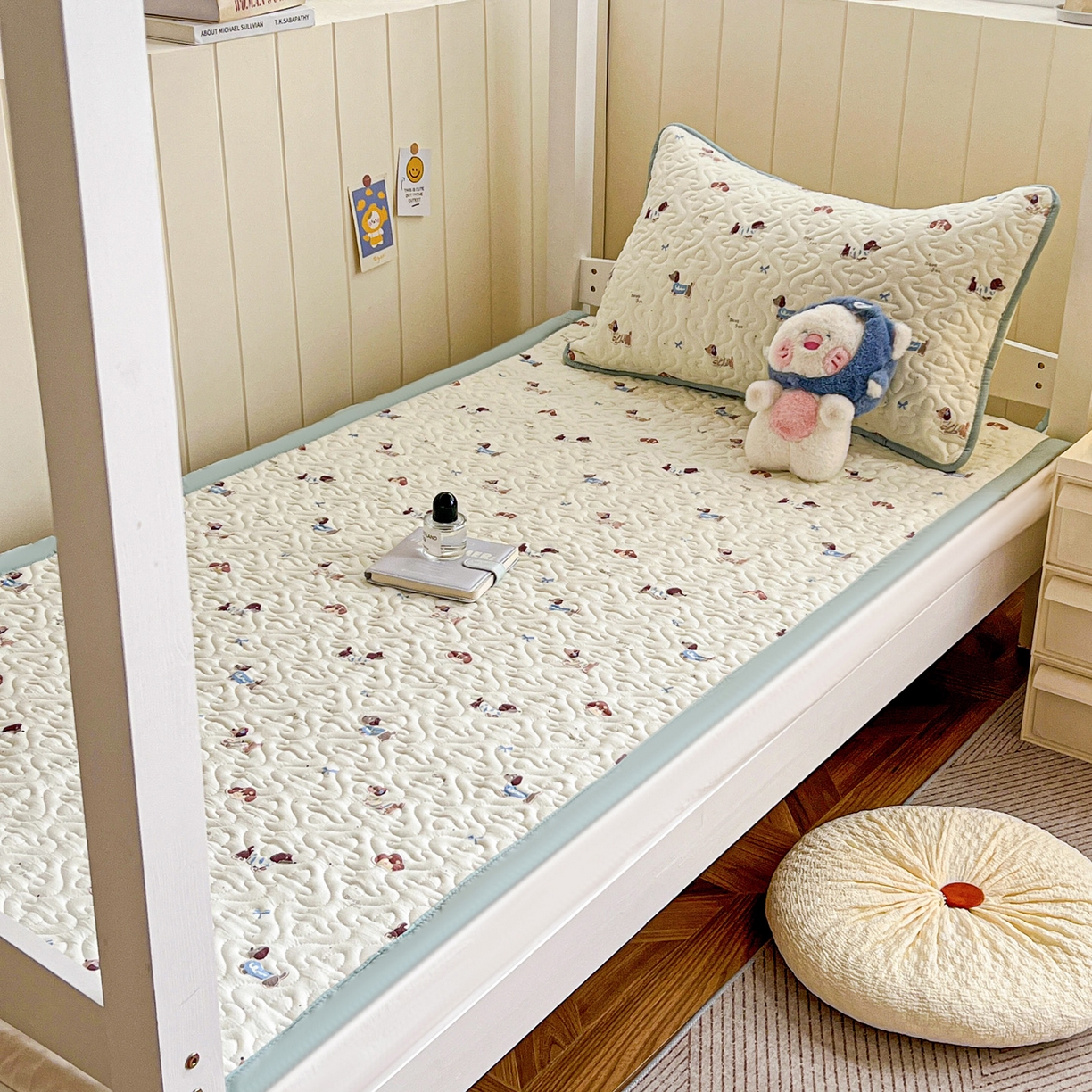 91家纺网 家纺一手货源 找家纺 纽缦家纺 2026春夏新款A类水洗棉夹棉学生床垫 可可腊肠犬