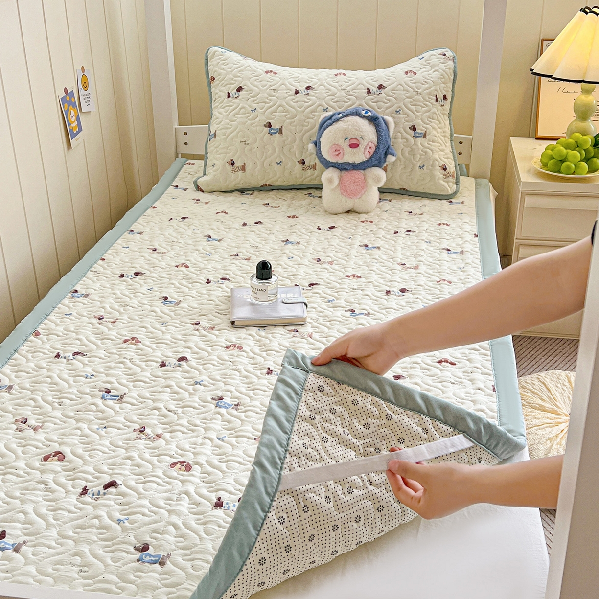 91家纺网 家纺一手货源 找家纺 纽缦家纺 2026春夏新款A类水洗棉夹棉学生床垫 可可腊肠犬