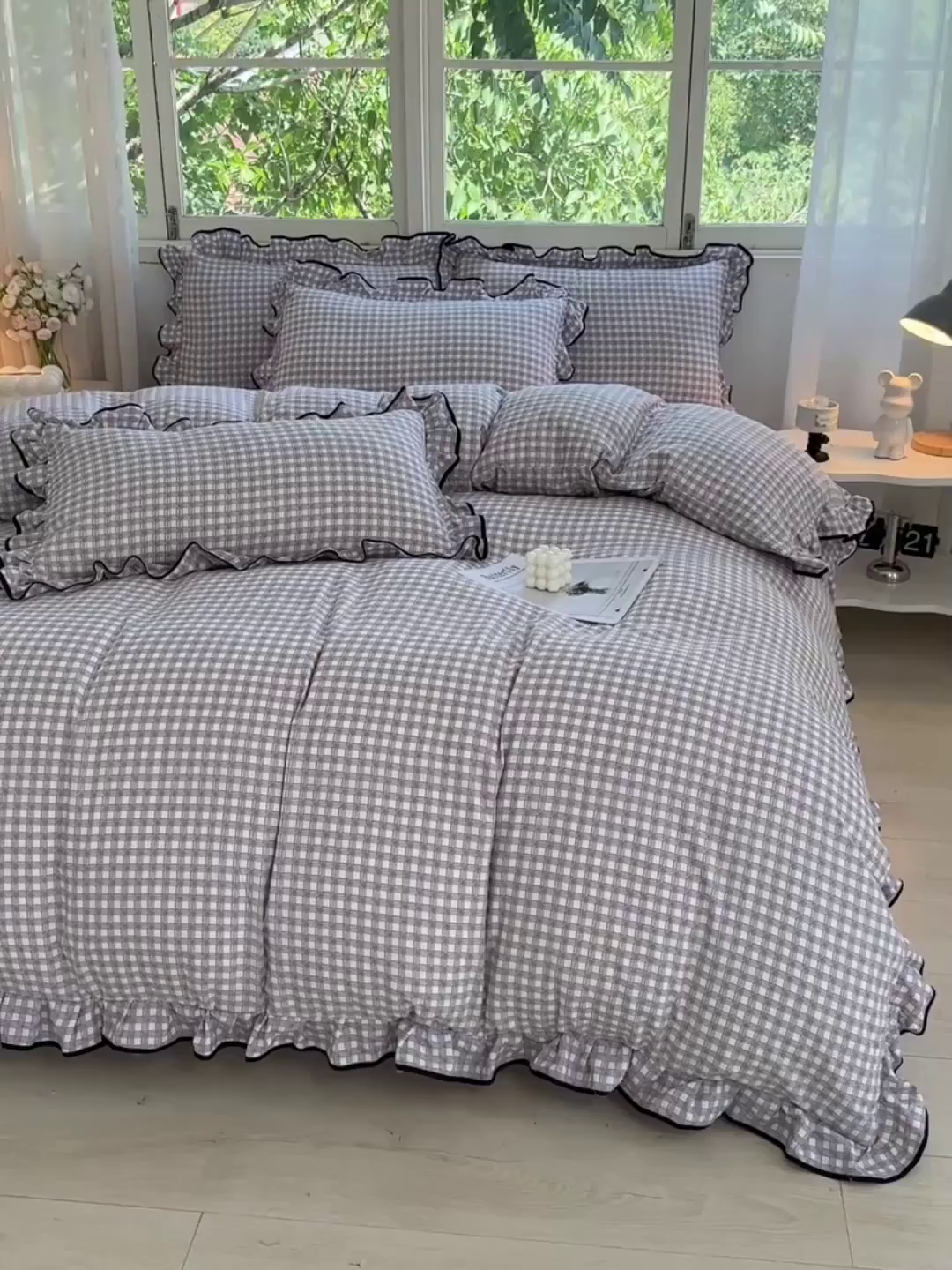 91家纺网 家纺一手货源 找家纺 绘萱家居 2026直播爆款云感皱皱纱双层纱皱皱棉花边四件套印花水洗棉 小格子-紫