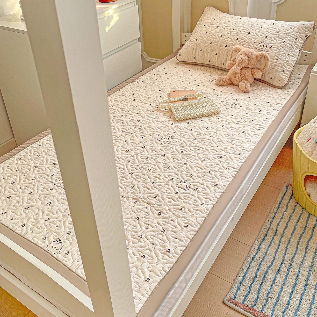 91家纺网 家纺一手货源 找家纺 纽缦家纺 2026春夏新款A类水洗棉夹棉学生床垫 心藏软猫