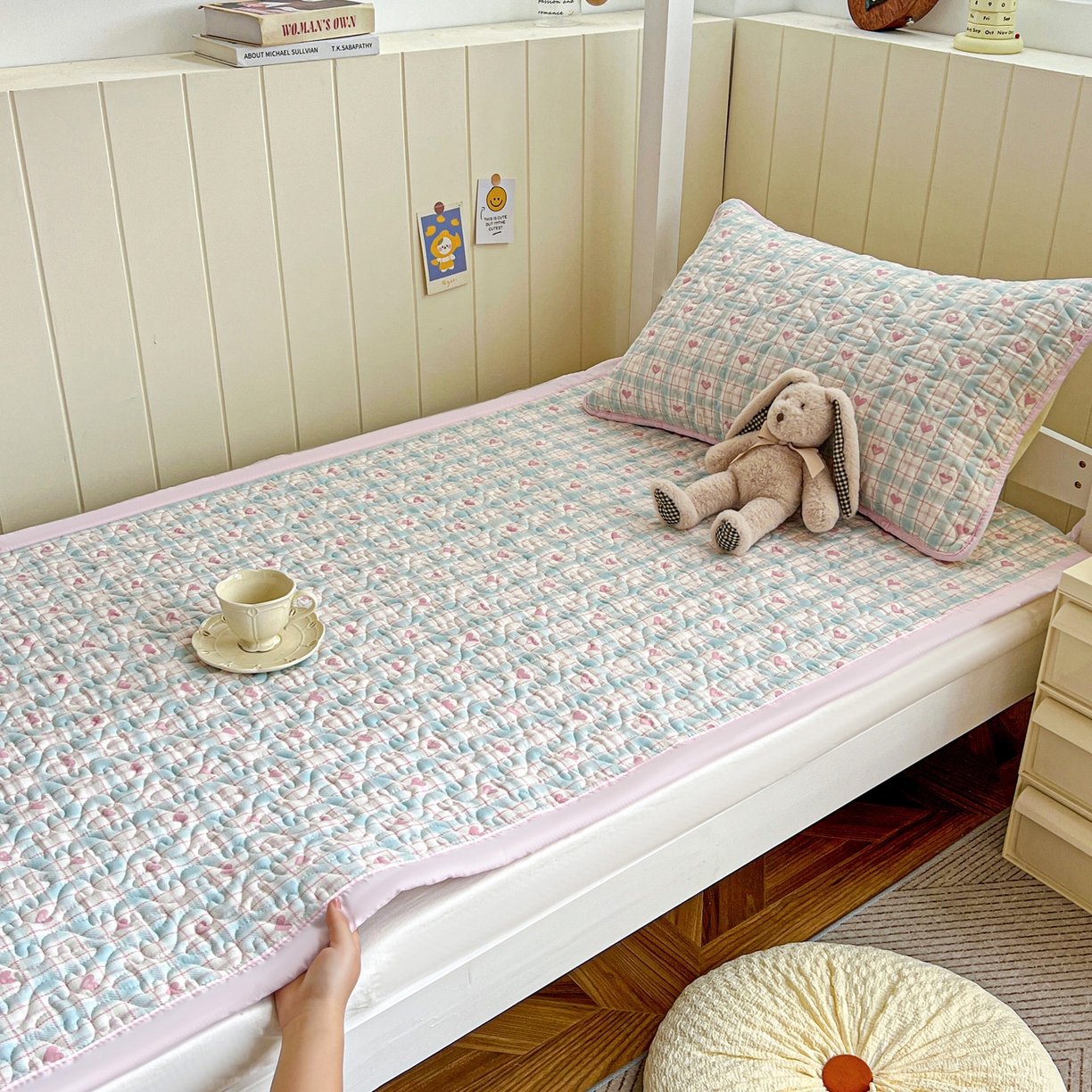 91家纺网 家纺一手货源 找家纺 纽缦家纺 2026春夏新款A类水洗棉夹棉学生床垫 温暖粉心