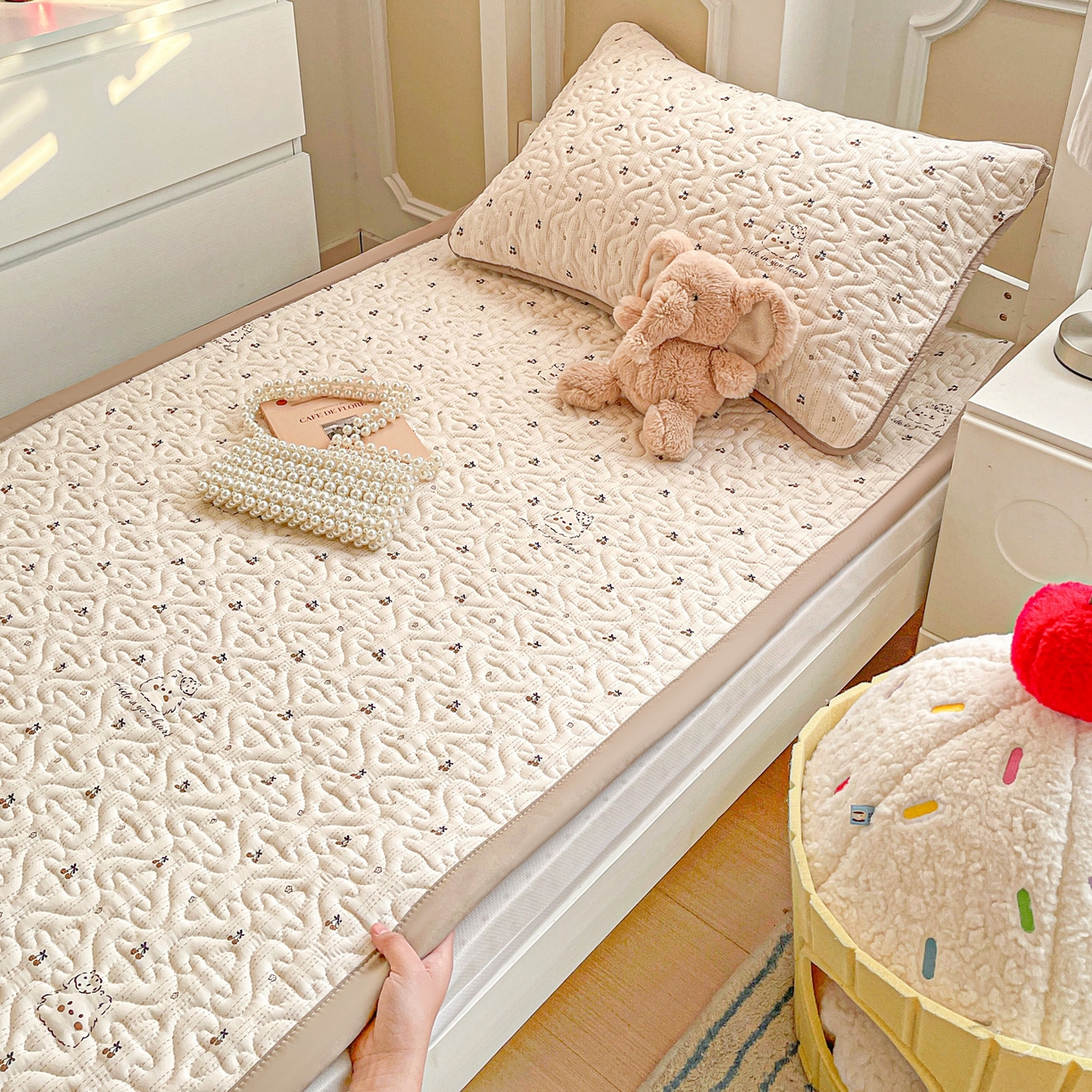 91家纺网 家纺一手货源 找家纺 纽缦家纺 2026春夏新款A类水洗棉夹棉学生床垫 心藏软猫