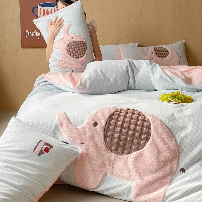 卡姿家纺 2026春夏全棉萌趣气质大贴布系列四件套— 第一季 小粉象-蓝格