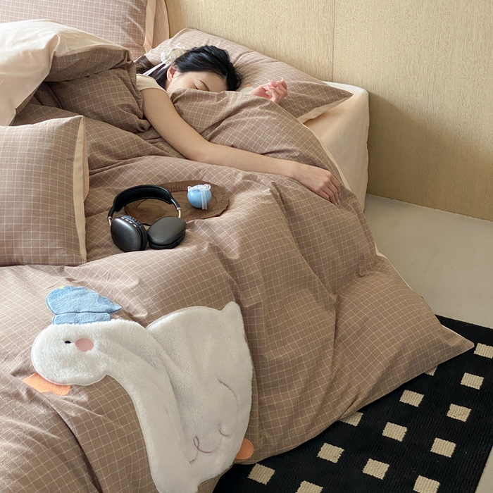 91家纺网 家纺一手货源 找家纺 卡姿家纺 2026春夏全棉萌趣气质大贴布系列四件套— 第一季 大鹅