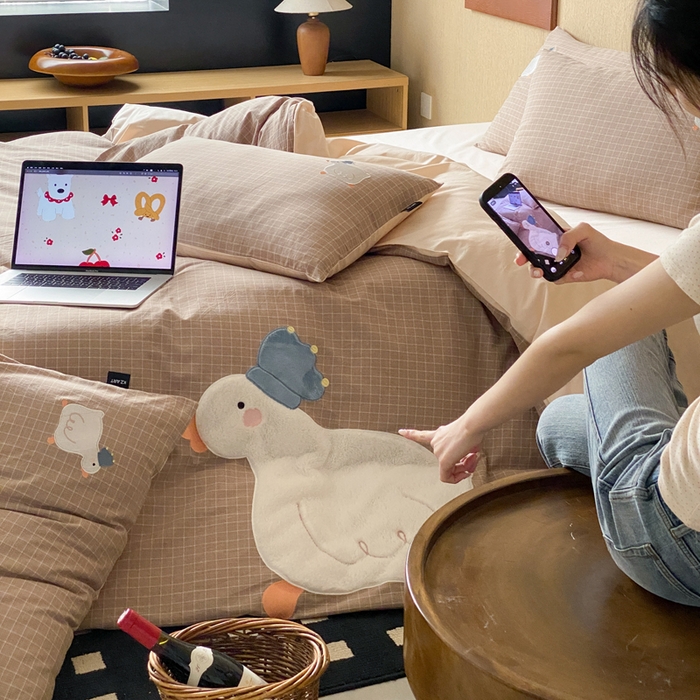 91家纺网 家纺一手货源 找家纺 卡姿家纺 2026春夏全棉萌趣气质大贴布系列四件套— 第一季 大鹅