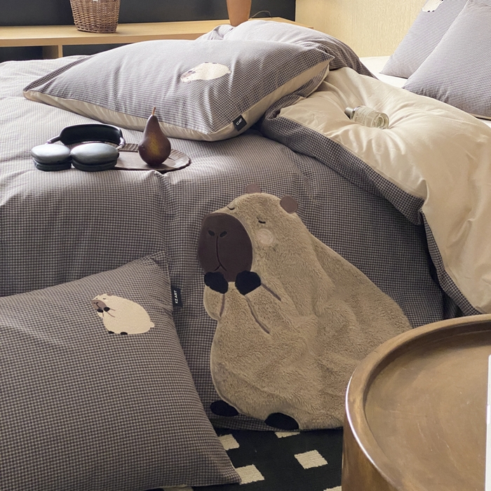 91家纺网 家纺一手货源 找家纺 卡姿家纺 2026春夏全棉萌趣气质大贴布系列四件套— 第一季 卡皮巴拉