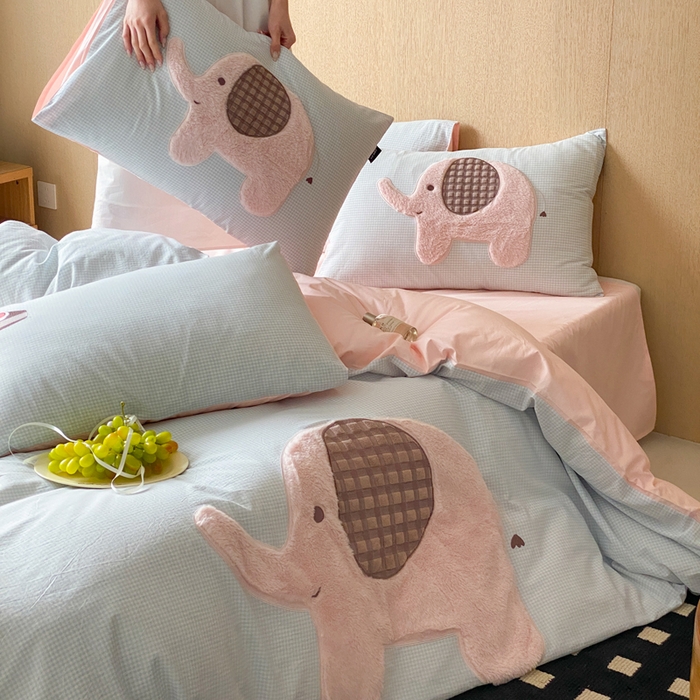 91家纺网 家纺一手货源 找家纺 卡姿家纺 2026春夏全棉萌趣气质大贴布系列四件套— 第一季 小粉象-蓝格