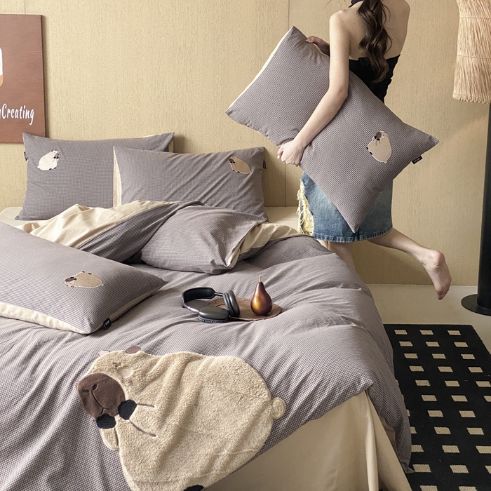 91家纺网 家纺一手货源 找家纺 卡姿家纺 2026春夏全棉萌趣气质大贴布系列四件套— 第一季 卡皮巴拉